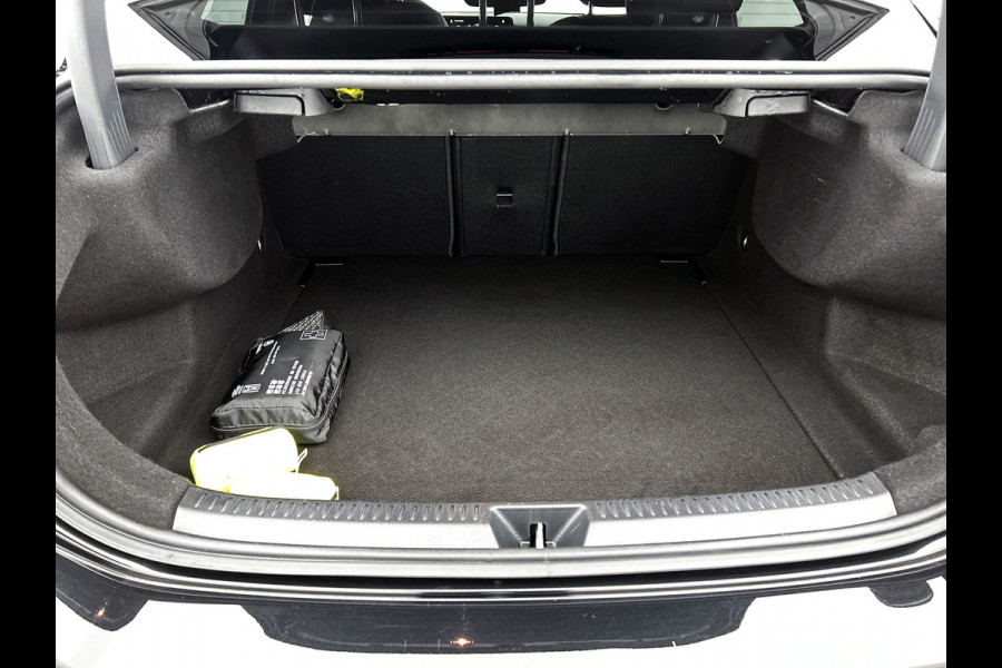 Mercedes-Benz A-Klasse 180 Business Solution Luxury Ledkoplampen | Achteruitrijcamera | Sfeerverlichting | Spiegelpakket. Inclusief 24 maanden Mercedes-Benz Certified garantie voor Europa.