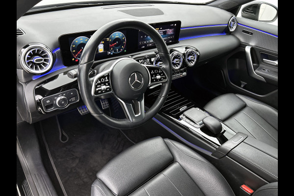 Mercedes-Benz A-Klasse 180 Business Solution Luxury Ledkoplampen | Achteruitrijcamera | Sfeerverlichting | Spiegelpakket. Inclusief 24 maanden Mercedes-Benz Certified garantie voor Europa.