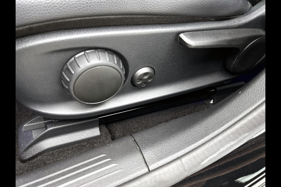 Mercedes-Benz A-Klasse 180 Business Solution Luxury Ledkoplampen | Achteruitrijcamera | Sfeerverlichting | Spiegelpakket. Inclusief 24 maanden Mercedes-Benz Certified garantie voor Europa.