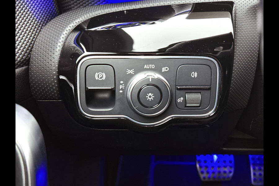 Mercedes-Benz A-Klasse 180 Business Solution Luxury Ledkoplampen | Achteruitrijcamera | Sfeerverlichting | Spiegelpakket. Inclusief 24 maanden Mercedes-Benz Certified garantie voor Europa.