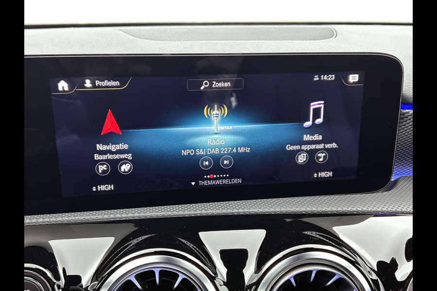 Mercedes-Benz A-Klasse 180 Business Solution Luxury Ledkoplampen | Achteruitrijcamera | Sfeerverlichting | Spiegelpakket. Inclusief 24 maanden Mercedes-Benz Certified garantie voor Europa.