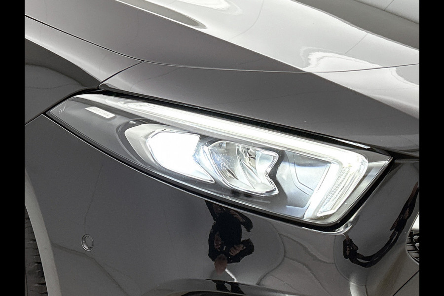 Mercedes-Benz A-Klasse 180 Business Solution Luxury Ledkoplampen | Achteruitrijcamera | Sfeerverlichting | Spiegelpakket. Inclusief 24 maanden Mercedes-Benz Certified garantie voor Europa.