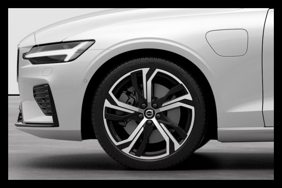 Volvo V60 T8 455PK Automaat AWD Plus Perform. Ed. Dark Polestar Optimalisatie / Glossy black Logo voor en achterzijde / Long Range / 360 Camera / Harman Kardon audio / Head-up display / Panorama dak / Apple carplay / Android auto /