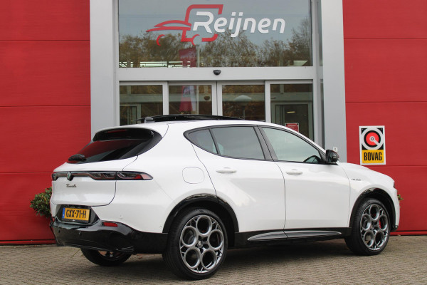 Alfa Romeo Tonale 1.5T 160PK Hybrid VELOCE | PANORAMISCH SCHUIF/KANTEL DAK | PREMIUM PACK: LEDEREN BEKLEDING/GEVENTILEERDE VOORSTOELEN/4-VOUDIG ELEKTRISCH VERSTELBARE LENDESTEUN VOORSTOELEN/HOOGGLANS ZWARTE RAAMOMLIJSTING/AMBIENT LIGHTING | TECHNOLOGY PACK: PARKEERWAARSCHUWING VOOR EN ACHTER/360° CAMERA/AUTOMATISCH INPARKEREN/ AUTONOMOUS DRIVING LEVEL 2: ADAPTIVE CRUISE CONTROL/LANE CENTERING ASSIST/TRAFFIC JAM ASSIST DODEHOEK DETECTIE AUTOMATISCH DIMMENDE BUITENSPIEGELS ELEKTRISCH BEDIENBARE ACHTERKLEP | WINTERPACK: STOELVERWARMING VOOR/STUURVERWARMING/VERWARMBARE RUITENSPROEIERS | HAR