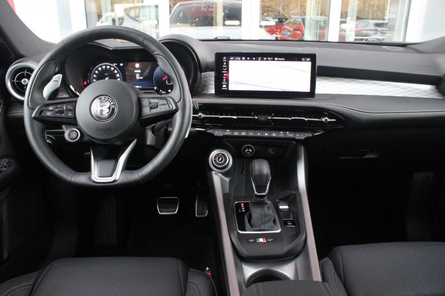 Alfa Romeo Tonale 1.5T 160PK Hybrid VELOCE | PANORAMISCH SCHUIF/KANTEL DAK | PREMIUM PACK: LEDEREN BEKLEDING/GEVENTILEERDE VOORSTOELEN/4-VOUDIG ELEKTRISCH VERSTELBARE LENDESTEUN VOORSTOELEN/HOOGGLANS ZWARTE RAAMOMLIJSTING/AMBIENT LIGHTING | TECHNOLOGY PACK: PARKEERWAARSCHUWING VOOR EN ACHTER/360° CAMERA/AUTOMATISCH INPARKEREN/ AUTONOMOUS DRIVING LEVEL 2: ADAPTIVE CRUISE CONTROL/LANE CENTERING ASSIST/TRAFFIC JAM ASSIST DODEHOEK DETECTIE AUTOMATISCH DIMMENDE BUITENSPIEGELS ELEKTRISCH BEDIENBARE ACHTERKLEP | WINTERPACK: STOELVERWARMING VOOR/STUURVERWARMING/VERWARMBARE RUITENSPROEIERS | HAR