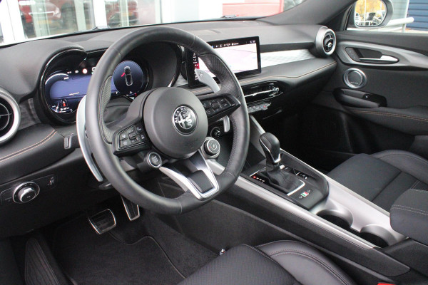 Alfa Romeo Tonale 1.5T 160PK Hybrid VELOCE | PANORAMISCH SCHUIF/KANTEL DAK | PREMIUM PACK: LEDEREN BEKLEDING/GEVENTILEERDE VOORSTOELEN/4-VOUDIG ELEKTRISCH VERSTELBARE LENDESTEUN VOORSTOELEN/HOOGGLANS ZWARTE RAAMOMLIJSTING/AMBIENT LIGHTING | TECHNOLOGY PACK: PARKEERWAARSCHUWING VOOR EN ACHTER/360° CAMERA/AUTOMATISCH INPARKEREN/ AUTONOMOUS DRIVING LEVEL 2: ADAPTIVE CRUISE CONTROL/LANE CENTERING ASSIST/TRAFFIC JAM ASSIST DODEHOEK DETECTIE AUTOMATISCH DIMMENDE BUITENSPIEGELS ELEKTRISCH BEDIENBARE ACHTERKLEP | WINTERPACK: STOELVERWARMING VOOR/STUURVERWARMING/VERWARMBARE RUITENSPROEIERS | HAR