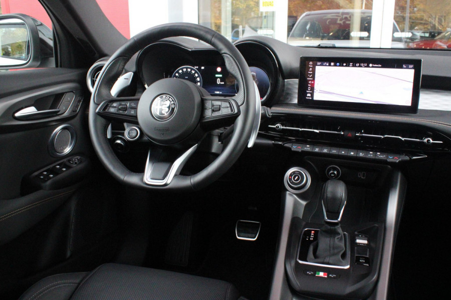 Alfa Romeo Tonale 1.5T 160PK Hybrid VELOCE | PANORAMISCH SCHUIF/KANTEL DAK | PREMIUM PACK: LEDEREN BEKLEDING/GEVENTILEERDE VOORSTOELEN/4-VOUDIG ELEKTRISCH VERSTELBARE LENDESTEUN VOORSTOELEN/HOOGGLANS ZWARTE RAAMOMLIJSTING/AMBIENT LIGHTING | TECHNOLOGY PACK: PARKEERWAARSCHUWING VOOR EN ACHTER/360° CAMERA/AUTOMATISCH INPARKEREN/ AUTONOMOUS DRIVING LEVEL 2: ADAPTIVE CRUISE CONTROL/LANE CENTERING ASSIST/TRAFFIC JAM ASSIST DODEHOEK DETECTIE AUTOMATISCH DIMMENDE BUITENSPIEGELS ELEKTRISCH BEDIENBARE ACHTERKLEP | WINTERPACK: STOELVERWARMING VOOR/STUURVERWARMING/VERWARMBARE RUITENSPROEIERS | HAR