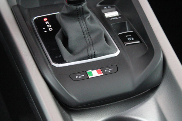 Alfa Romeo Tonale 1.5T 160PK Hybrid VELOCE | PANORAMISCH SCHUIF/KANTEL DAK | PREMIUM PACK: LEDEREN BEKLEDING/GEVENTILEERDE VOORSTOELEN/4-VOUDIG ELEKTRISCH VERSTELBARE LENDESTEUN VOORSTOELEN/HOOGGLANS ZWARTE RAAMOMLIJSTING/AMBIENT LIGHTING | TECHNOLOGY PACK: PARKEERWAARSCHUWING VOOR EN ACHTER/360° CAMERA/AUTOMATISCH INPARKEREN/ AUTONOMOUS DRIVING LEVEL 2: ADAPTIVE CRUISE CONTROL/LANE CENTERING ASSIST/TRAFFIC JAM ASSIST DODEHOEK DETECTIE AUTOMATISCH DIMMENDE BUITENSPIEGELS ELEKTRISCH BEDIENBARE ACHTERKLEP | WINTERPACK: STOELVERWARMING VOOR/STUURVERWARMING/VERWARMBARE RUITENSPROEIERS | HAR