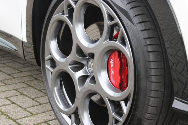 Alfa Romeo Tonale 1.5T 160PK Hybrid VELOCE | PANORAMISCH SCHUIF/KANTEL DAK | PREMIUM PACK: LEDEREN BEKLEDING/GEVENTILEERDE VOORSTOELEN/4-VOUDIG ELEKTRISCH VERSTELBARE LENDESTEUN VOORSTOELEN/HOOGGLANS ZWARTE RAAMOMLIJSTING/AMBIENT LIGHTING | TECHNOLOGY PACK: PARKEERWAARSCHUWING VOOR EN ACHTER/360° CAMERA/AUTOMATISCH INPARKEREN/ AUTONOMOUS DRIVING LEVEL 2: ADAPTIVE CRUISE CONTROL/LANE CENTERING ASSIST/TRAFFIC JAM ASSIST DODEHOEK DETECTIE AUTOMATISCH DIMMENDE BUITENSPIEGELS ELEKTRISCH BEDIENBARE ACHTERKLEP | WINTERPACK: STOELVERWARMING VOOR/STUURVERWARMING/VERWARMBARE RUITENSPROEIERS | HAR