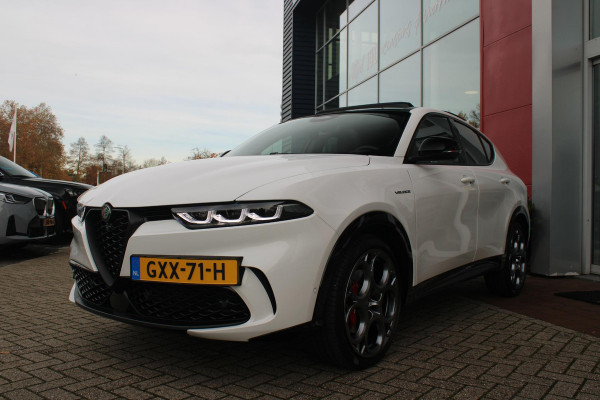 Alfa Romeo Tonale 1.5T 160PK Hybrid VELOCE | PANORAMISCH SCHUIF/KANTEL DAK | PREMIUM PACK: LEDEREN BEKLEDING/GEVENTILEERDE VOORSTOELEN/4-VOUDIG ELEKTRISCH VERSTELBARE LENDESTEUN VOORSTOELEN/HOOGGLANS ZWARTE RAAMOMLIJSTING/AMBIENT LIGHTING | TECHNOLOGY PACK: PARKEERWAARSCHUWING VOOR EN ACHTER/360° CAMERA/AUTOMATISCH INPARKEREN/ AUTONOMOUS DRIVING LEVEL 2: ADAPTIVE CRUISE CONTROL/LANE CENTERING ASSIST/TRAFFIC JAM ASSIST DODEHOEK DETECTIE AUTOMATISCH DIMMENDE BUITENSPIEGELS ELEKTRISCH BEDIENBARE ACHTERKLEP | WINTERPACK: STOELVERWARMING VOOR/STUURVERWARMING/VERWARMBARE RUITENSPROEIERS | HAR