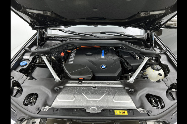 BMW X3 xDrive30e eDrive Edition Panoramadak / Trekhaak / Leder-Sport / Pdc+Camera / Stoel-Stuurverwarming / Harman Kardon / NL auto / Apk 09-2026