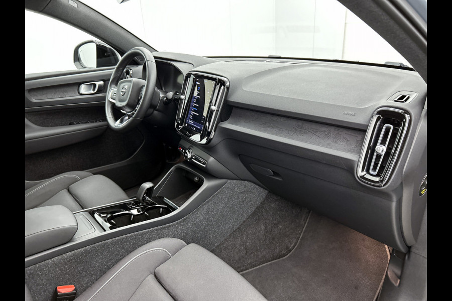 Volvo C40 Recharge Plus 69 kWh SOH 95% / Panoramadak / Trekhaak / Camera / Stoel-Stuurverwarming / Navigatie / Radio-multimedia / Apk 01-2027