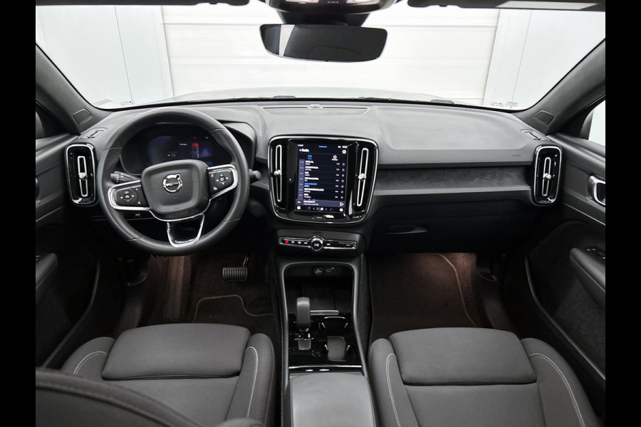 Volvo C40 Recharge Plus 69 kWh SOH 95% / Panoramadak / Trekhaak / Camera / Stoel-Stuurverwarming / Navigatie / Radio-multimedia / Apk 01-2027