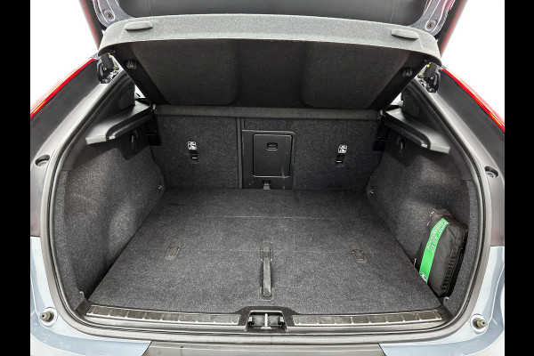 Volvo C40 Recharge Plus 69 kWh SOH 95% / Panoramadak / Trekhaak / Camera / Stoel-Stuurverwarming / Navigatie / Radio-multimedia / Apk 01-2027