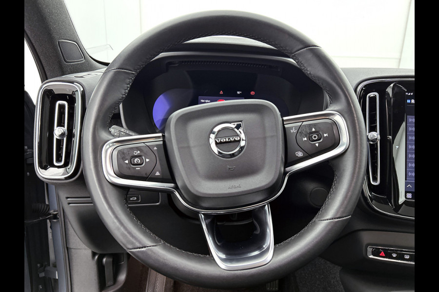 Volvo C40 Recharge Plus 69 kWh SOH 95% / Panoramadak / Trekhaak / Camera / Stoel-Stuurverwarming / Navigatie / Radio-multimedia / Apk 01-2027