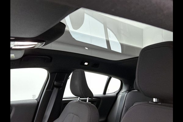 Volvo C40 Recharge Plus 69 kWh SOH 95% / Panoramadak / Trekhaak / Camera / Stoel-Stuurverwarming / Navigatie / Radio-multimedia / Apk 01-2027