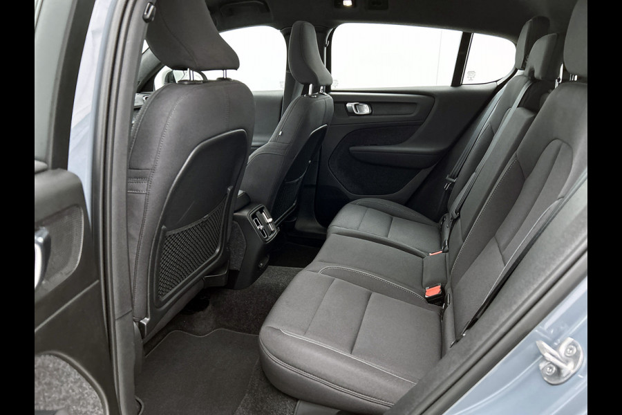 Volvo C40 Recharge Plus 69 kWh SOH 95% / Panoramadak / Trekhaak / Camera / Stoel-Stuurverwarming / Navigatie / Radio-multimedia / Apk 01-2027