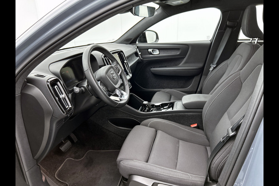 Volvo C40 Recharge Plus 69 kWh SOH 95% / Panoramadak / Trekhaak / Camera / Stoel-Stuurverwarming / Navigatie / Radio-multimedia / Apk 01-2027