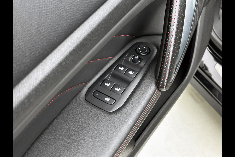 Peugeot 308 SW 1.5 HDi 131PK GT-Line / Drivers Sport Pack / Trekhaak / 1/2 Leder / Panoramadak / Pdc.V+A / Xenon / Navigatie / / Apk 11-2026