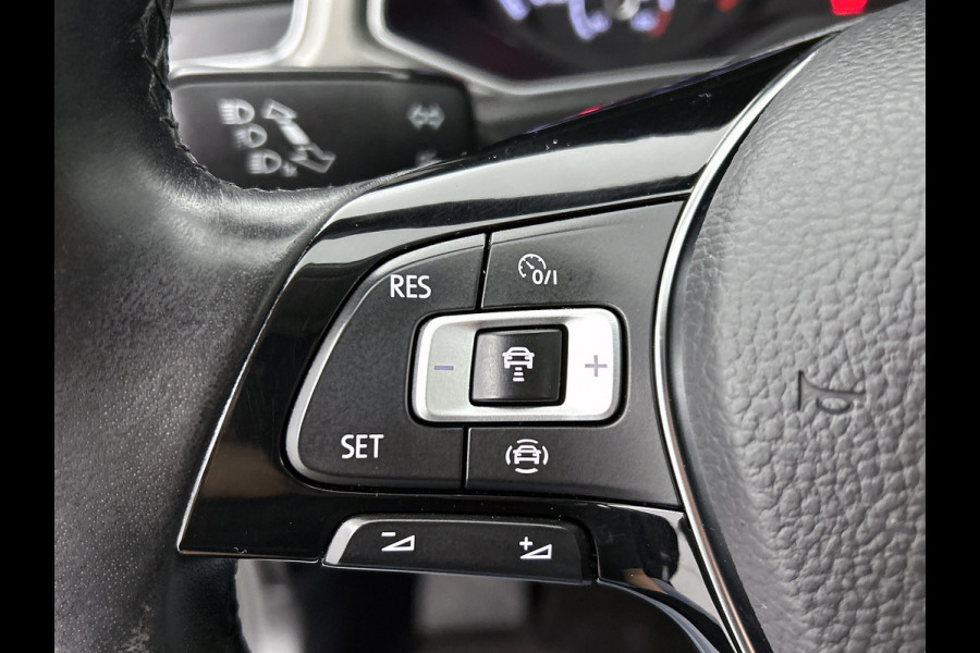 Volkswagen T-Roc 1.0 TSI Style / Navi / Adap-cruise / Trekhaak / Roofrail / Lmv 16" / Multimedia / Apk 02-2026