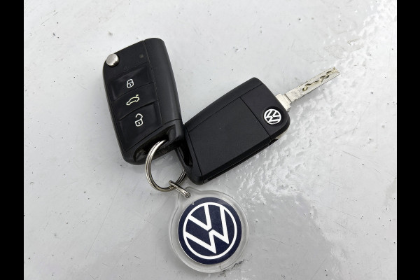 Volkswagen T-Roc 1.0 TSI Style / Navi / Adap-cruise / Trekhaak / Roofrail / Lmv 16" / Multimedia / Apk 02-2026