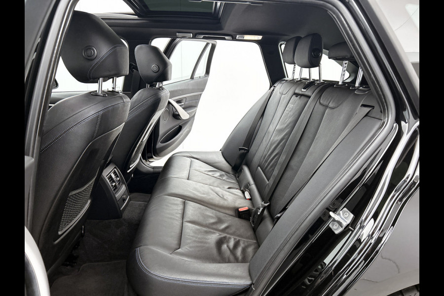 BMW 3 Serie Touring 318i M Sport Automaat Corporate / Panoramadak / Leder-sport / Camera / Navigatie / M-Sport plus - Parking - Media Pack / Apk nieuw