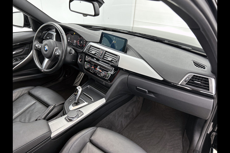 BMW 3 Serie Touring 318i M Sport Automaat Corporate / Panoramadak / Leder-sport / Camera / Navigatie / M-Sport plus - Parking - Media Pack / Apk nieuw