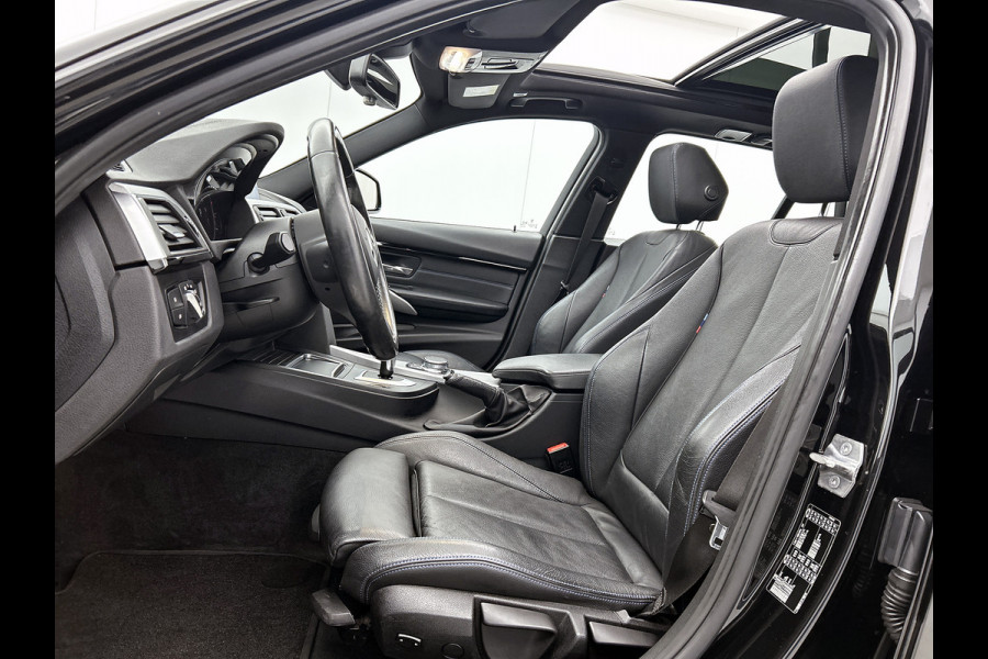 BMW 3 Serie Touring 318i M Sport Automaat Corporate / Panoramadak / Leder-sport / Camera / Navigatie / M-Sport plus - Parking - Media Pack / Apk nieuw