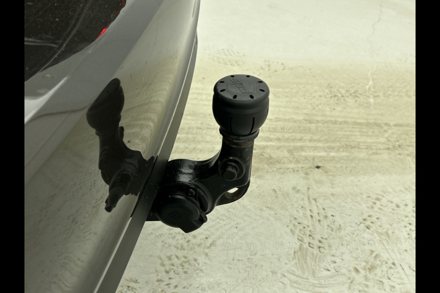 Opel Insignia Sports Tourer 1.5 CDTI 123PK Business Elegance / Leder / Trekhaak / Camera / Stoel-Stuurverwarming / Xenon / Airco-ecc. / Apk 01-2026