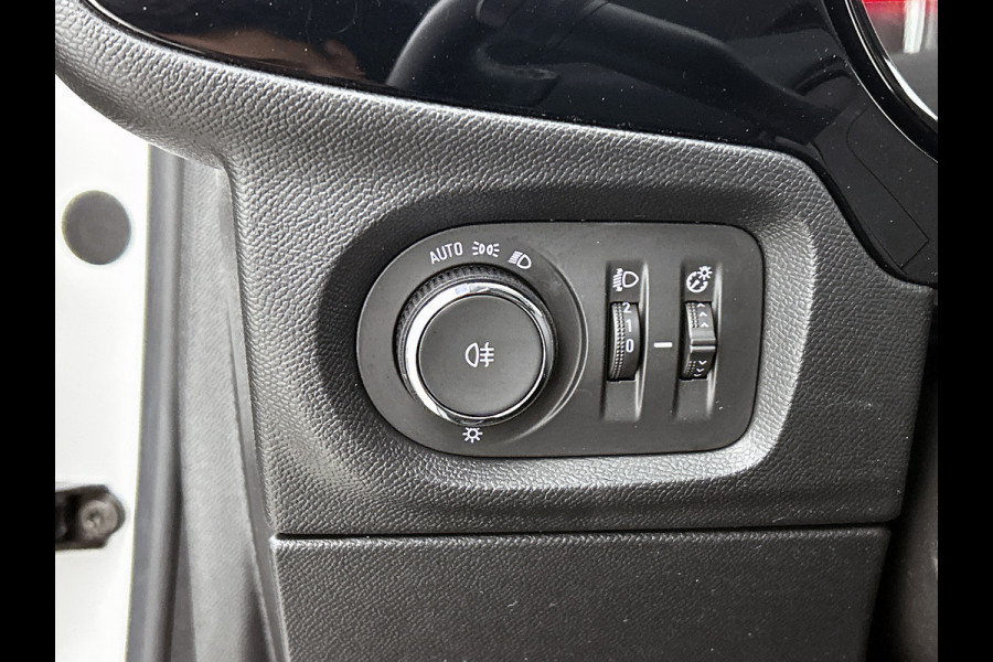 Opel Corsa 1.2 Edition / Trekhaak / Distributie bij 104dkm.vervangen / Airco / Pdc. / Navigatie / Edition+Licht-Zicht Pakket / Apk 03-2027