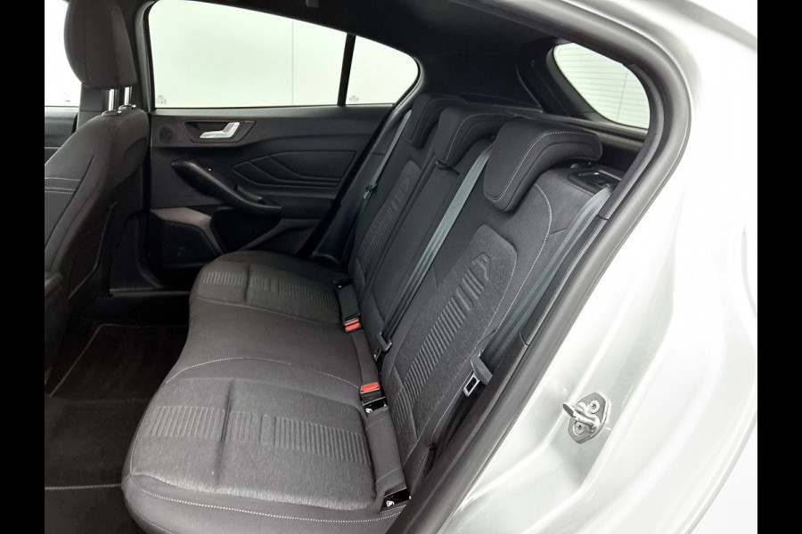 Ford Focus 1.5 Automaat 150PK Active X 5Drs. / Panorama dak / B&O Audio / Pdc.+Camera / Navigatie / Airco-ecc. / Apk 01-2027