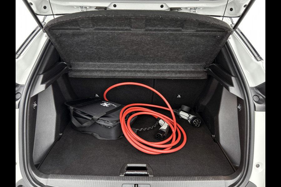Peugeot e-2008 GT 100KW / 50 kWh SOH 90% / Navigatie / Pdc.+Camera / Airco-ecc. / Apk 10-2027