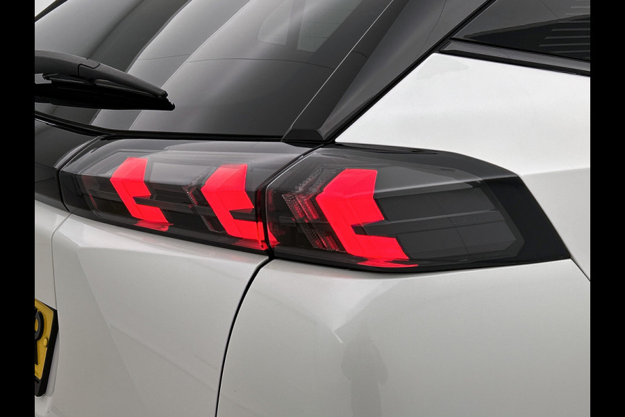 Peugeot e-2008 GT 100KW / 50 kWh SOH 90% / Navigatie / Pdc.+Camera / Airco-ecc. / Apk 10-2027