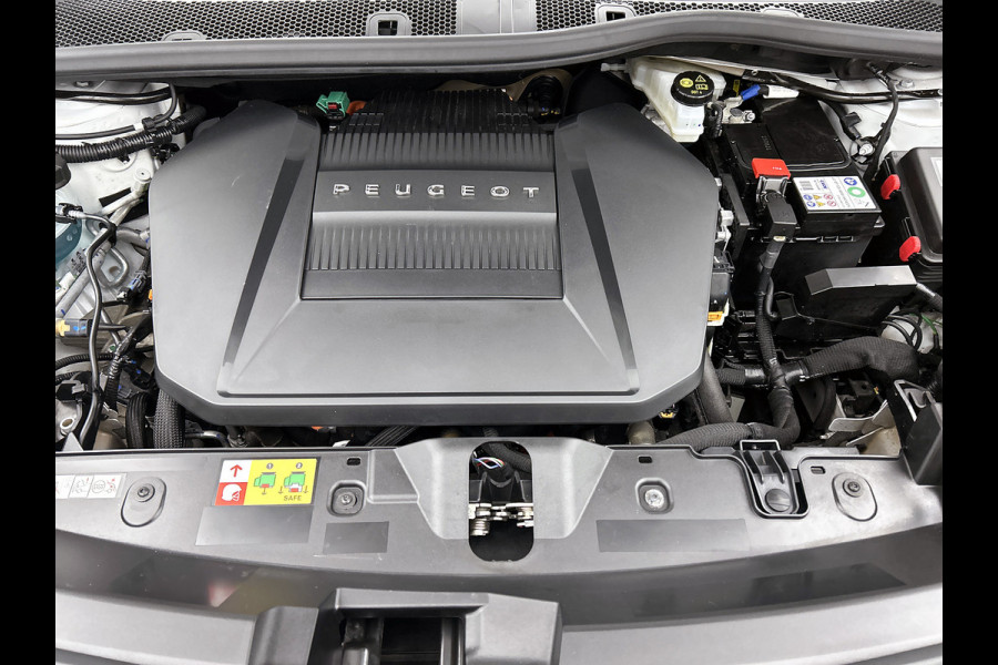 Peugeot e-2008 GT 100KW / 50 kWh SOH 90% / Navigatie / Pdc.+Camera / Airco-ecc. / Apk 10-2027