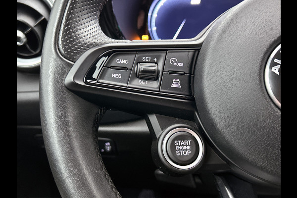 Alfa Romeo Tonale 1.5T Hybrid 131PK Automaat Sprint / Pdc.V+A / Stoel+Stuur verwarming / Navigatie / Lmv / Adaptive Cruise / Carplay / Apk 10-2027