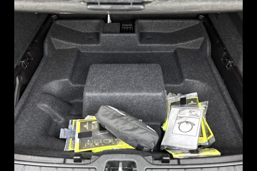 Volvo XC40 T4 Hybride SOH 98% R-Design Expression / Panoramadak / Navigatie / Xenon / Pdc. / Airco-ecc./ Radio multimedia / Apk 10-2026