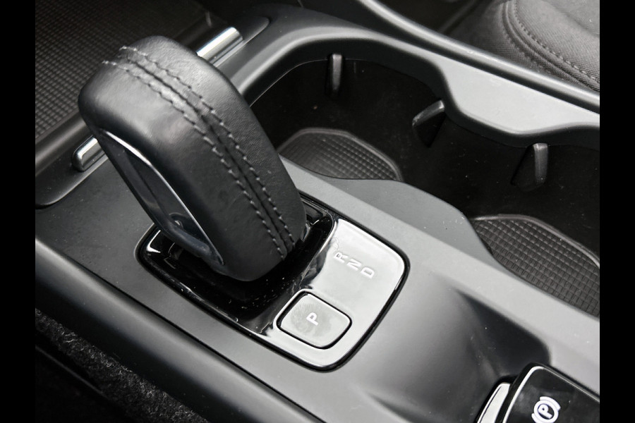 Volvo XC40 T4 Hybride SOH 98% R-Design Expression / Panoramadak / Navigatie / Xenon / Pdc. / Airco-ecc./ Radio multimedia / Apk 10-2026