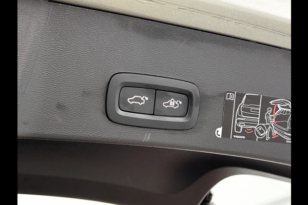 Volvo XC40 T5 180PK Hybride SOH 91% Inscription / Panoramadak / Leder / Trekhaak / airco-ecc./ Stuurverwarming / Navigatie / Apk 10-2026