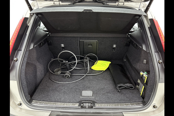 Volvo XC40 T5 180PK Hybride SOH 91% Inscription / Panoramadak / Leder / Trekhaak / airco-ecc./ Stuurverwarming / Navigatie / Apk 10-2026