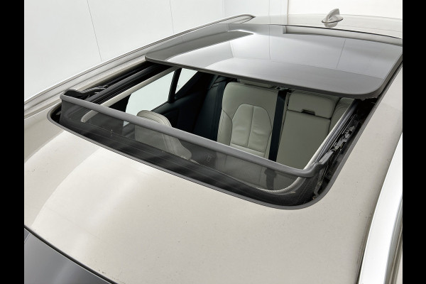 Volvo XC40 T5 180PK Hybride SOH 91% Inscription / Panoramadak / Leder / Trekhaak / airco-ecc./ Stuurverwarming / Navigatie / Apk 10-2026