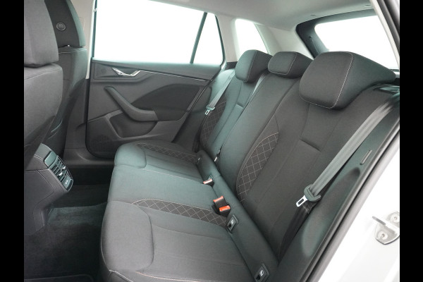 Škoda Kamiq T 111pk Apple Carplay Android-Navi Pdc DAB App-Connect CruiseControl Smartlink Usb Ecc Dakrails Led Lane/Front-Assist Isofix Dab VerwarmdeSpiegels Aut.Verlichting VerstelbareStoelen/Stuur 16''LM NL-auto Hoge Instap Ambition 1.0 TSI