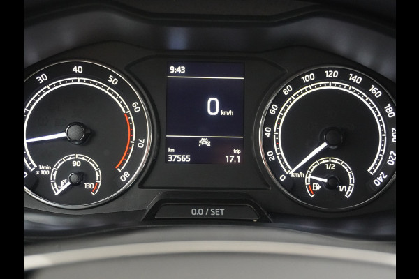 Škoda Kamiq T 111pk Apple Carplay Android-Navi Pdc DAB App-Connect CruiseControl Smartlink Usb Ecc Dakrails Led Lane/Front-Assist Isofix Dab VerwarmdeSpiegels Aut.Verlichting VerstelbareStoelen/Stuur 16''LM NL-auto Hoge Instap Ambition 1.0 TSI