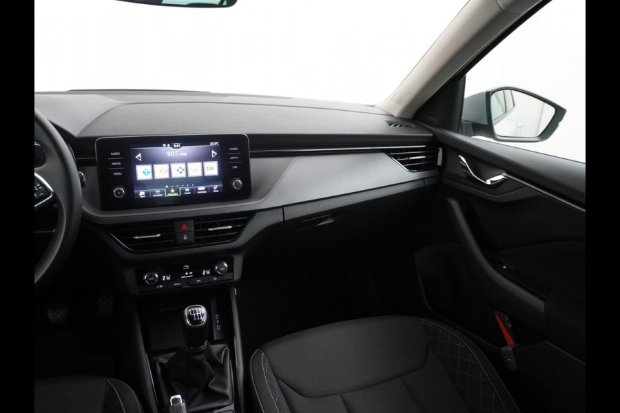 Škoda Kamiq T 111pk Apple Carplay Android-Navi Pdc DAB App-Connect CruiseControl Smartlink Usb Ecc Dakrails Led Lane/Front-Assist Isofix Dab VerwarmdeSpiegels Aut.Verlichting VerstelbareStoelen/Stuur 16''LM NL-auto Hoge Instap Ambition 1.0 TSI