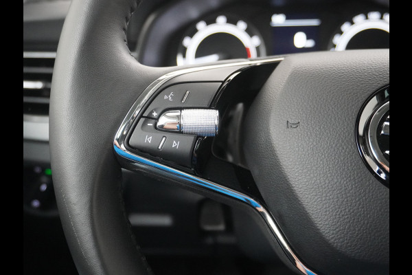 Škoda Kamiq T 111pk Apple Carplay Android-Navi Pdc DAB App-Connect CruiseControl Smartlink Usb Ecc Dakrails Led Lane/Front-Assist Isofix Dab VerwarmdeSpiegels Aut.Verlichting VerstelbareStoelen/Stuur 16''LM NL-auto Hoge Instap Ambition 1.0 TSI