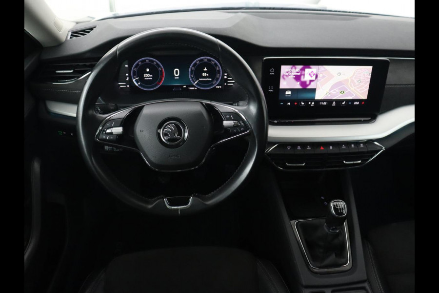 Škoda Octavia 1.5 TSI First Edition | Panoramadak | Trekhaak | Stoelverwarming | Matrix LED | Adaptive cruise | Sfeerverlichting | Carplay | Keyless | Virtual Cockpit | 18'' | Half leder | Climate control