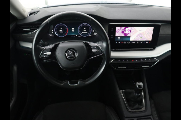 Škoda Octavia 1.5 TSI First Edition | Panoramadak | Trekhaak | Stoelverwarming | Matrix LED | Adaptive cruise | Sfeerverlichting | Carplay | Keyless | Virtual Cockpit | 18'' | Half leder | Climate control