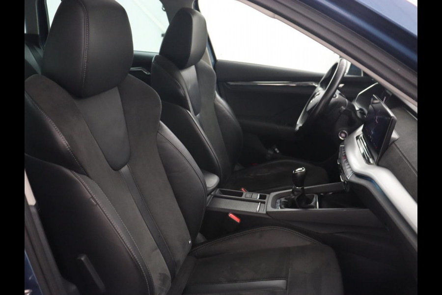 Škoda Octavia 1.5 TSI First Edition | Panoramadak | Trekhaak | Stoelverwarming | Matrix LED | Adaptive cruise | Sfeerverlichting | Carplay | Keyless | Virtual Cockpit | 18'' | Half leder | Climate control