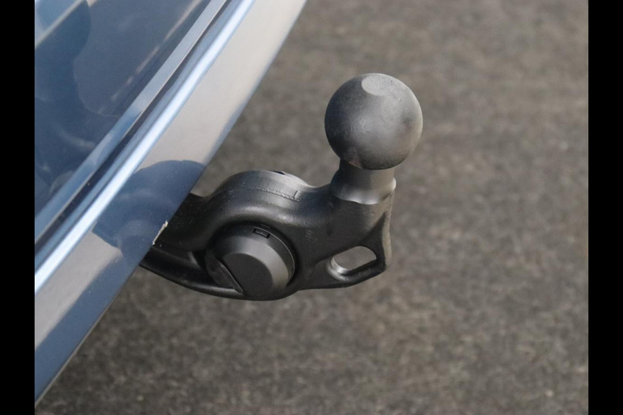 Škoda Octavia 1.5 TSI First Edition | Panoramadak | Trekhaak | Stoelverwarming | Matrix LED | Adaptive cruise | Sfeerverlichting | Carplay | Keyless | Virtual Cockpit | 18'' | Half leder | Climate control