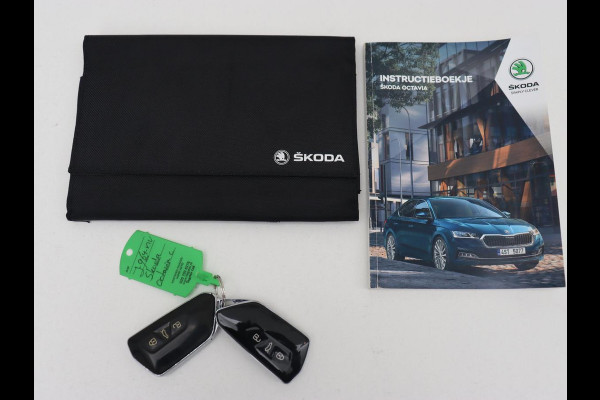 Škoda Octavia 1.5 TSI First Edition | Panoramadak | Trekhaak | Stoelverwarming | Matrix LED | Adaptive cruise | Sfeerverlichting | Carplay | Keyless | Virtual Cockpit | 18'' | Half leder | Climate control