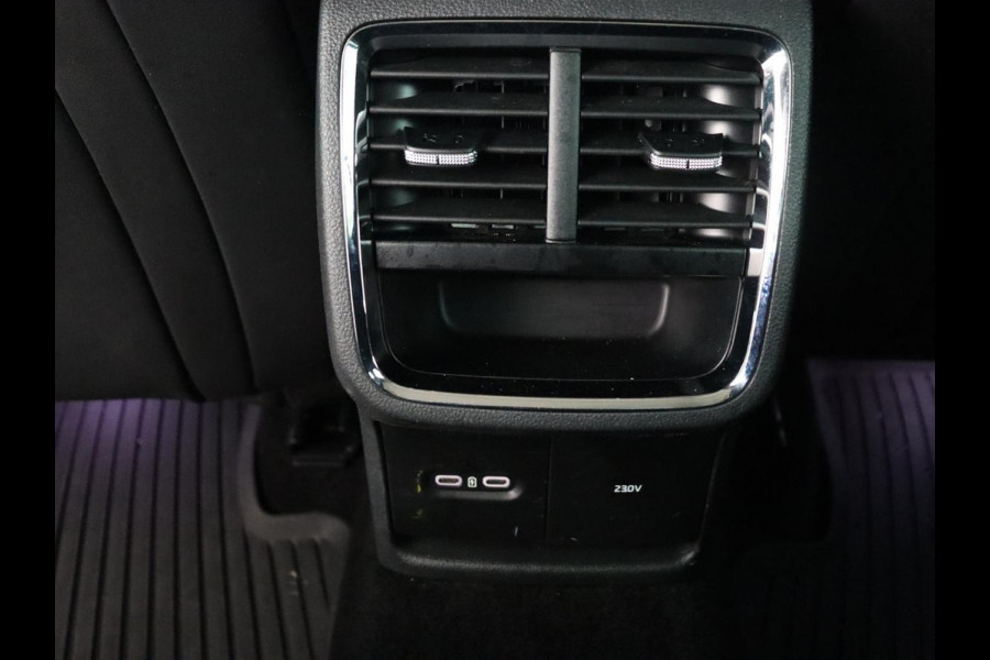 Škoda Octavia 1.5 TSI First Edition | Panoramadak | Trekhaak | Stoelverwarming | Matrix LED | Adaptive cruise | Sfeerverlichting | Carplay | Keyless | Virtual Cockpit | 18'' | Half leder | Climate control